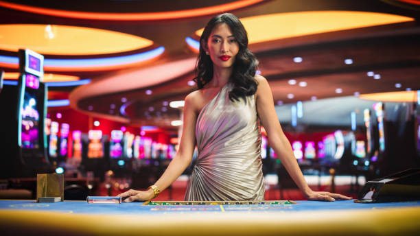 k74ff ဘင်ဂို Jackpot ဆုဆင့်များ မြန်မာကစားသမား Ticket ကိုင်ကာ ဆုနံပါတ်ကြည့်နေသောပုံ